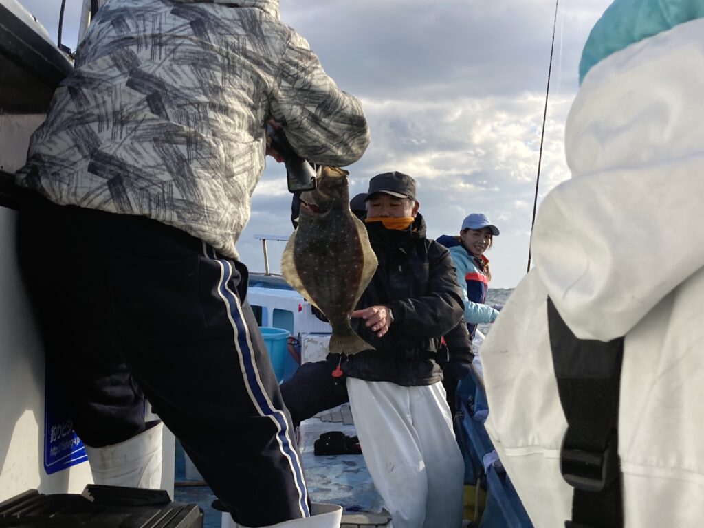 私の左の釣り人が平目をゲット