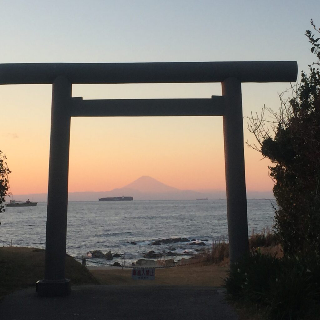 浜鳥居の中央に富士山が見える