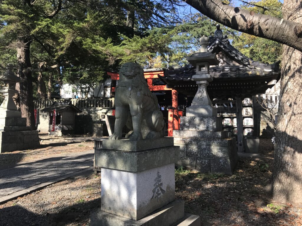 右側の狛犬